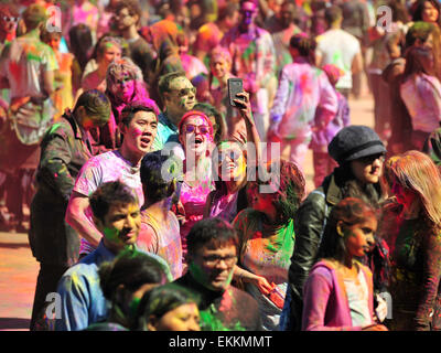 London, Ontario, Canada. 11 aprile 2015. Centinaia di persone si radunano nel Parco Victoria per l annuale Hindu Holi celebrazione a Londra, Ontario. Holi è noto come il festival di colori e vede i partecipanti di gettare polvere colorata in aria per celebrare l avvento della primavera. Credito: Jonny bianco/Alamy Live News Foto Stock