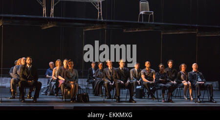 Deborah Warner dirige la premiere mondiale di Tansy Davies della prima opera 'tra mondi' ispirato dagli attacchi terroristici al World Trade Center di New York City su 9/11 presso il Barbican Theatre, Londra, Regno Unito. L'opera condotta da Gerry Cornelio funzionerà per 8 rappresentazioni a Barbican, dal 11 aprile 2015. Un'Opera nazionale inglese di produzione. Con Andrew Watts come Sciamano, Eric Greene come bidello, Rhian Lois come più giovane donna, Clare Presland come agente immobiliare, William Morgan come uomo giovane Phillip Thodes come uomo anziano, Susan Bickley come madre, Philipp Sheffield come vigile del fuoco e Rodney Foto Stock