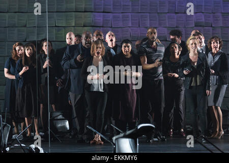 Deborah Warner dirige la premiere mondiale di Tansy Davies della prima opera 'tra mondi' ispirato dagli attacchi terroristici al World Trade Center di New York City su 9/11 presso il Barbican Theatre, Londra, Regno Unito. L'opera condotta da Gerry Cornelio funzionerà per 8 rappresentazioni a Barbican, dal 11 aprile 2015. Un'Opera nazionale inglese di produzione. Con Andrew Watts come Sciamano, Eric Greene come bidello, Rhian Lois come più giovane donna, Clare Presland come agente immobiliare, William Morgan come uomo giovane Phillip Thodes come uomo anziano, Susan Bickley come madre, Philipp Sheffield come vigile del fuoco e Rodney Foto Stock