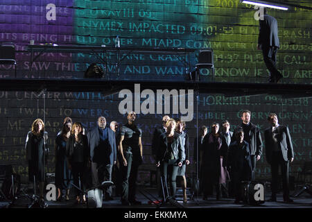 Deborah Warner dirige la premiere mondiale di Tansy Davies della prima opera 'tra mondi' ispirato dagli attacchi terroristici al World Trade Center di New York City su 9/11 presso il Barbican Theatre, Londra, Regno Unito. L'opera condotta da Gerry Cornelio funzionerà per 8 rappresentazioni a Barbican, dal 11 aprile 2015. Un'Opera nazionale inglese di produzione. Con Andrew Watts come Sciamano, Eric Greene come bidello, Rhian Lois come più giovane donna, Clare Presland come agente immobiliare, William Morgan come uomo giovane Phillip Thodes come uomo anziano, Susan Bickley come madre, Philipp Sheffield come vigile del fuoco e Rodney Foto Stock