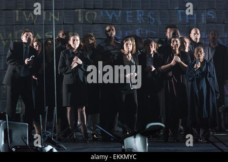 Deborah Warner dirige la premiere mondiale di Tansy Davies della prima opera 'tra mondi' ispirato dagli attacchi terroristici al World Trade Center di New York City su 9/11 presso il Barbican Theatre, Londra, Regno Unito. L'opera condotta da Gerry Cornelio funzionerà per 8 rappresentazioni a Barbican, dal 11 aprile 2015. Un'Opera nazionale inglese di produzione. Con Andrew Watts come Sciamano, Eric Greene come bidello, Rhian Lois come più giovane donna, Clare Presland come agente immobiliare, William Morgan come uomo giovane Phillip Thodes come uomo anziano, Susan Bickley come madre, Philipp Sheffield come vigile del fuoco e Rodney Foto Stock