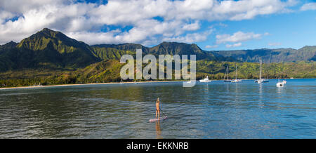 Donna sul SUP in Hanalei Bay a Kauai Foto Stock