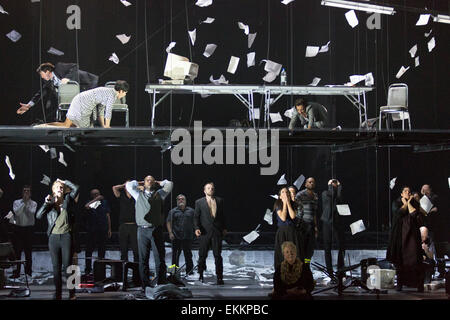 Deborah Warner dirige la premiere mondiale di Tansy Davies della prima opera 'tra mondi' ispirato dagli attacchi terroristici al World Trade Center di New York City su 9/11 presso il Barbican Theatre, Londra, Regno Unito. L'opera condotta da Gerry Cornelio funzionerà per 8 rappresentazioni a Barbican, dal 11 aprile 2015. Un'Opera nazionale inglese di produzione. Con Andrew Watts come Sciamano, Eric Greene come bidello, Rhian Lois come più giovane donna, Clare Presland come agente immobiliare, William Morgan come uomo giovane Phillip Thodes come uomo anziano, Susan Bickley come madre, Philipp Sheffield come vigile del fuoco e Rodney Foto Stock