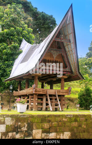 Tradizionale casa di Batak sull isola di Samosir, Sumatra, Indonesia, sud-est asiatico Foto Stock