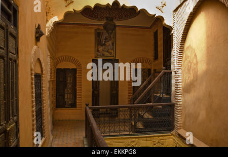 Vista interna di un Riad arabo con arredi tradizionali, tappeti, lampade, piastrelle, archi, ecc. Foto Stock