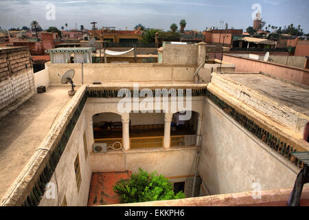 Vista interna di un Riad arabo con arredi tradizionali, tappeti, lampade, piastrelle, archi, ecc. Foto Stock