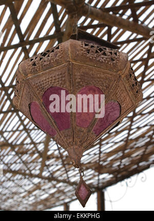 Vecchio arrugginito metallico vintage lampada arabo appesi al soffitto di un riad marocchino Foto Stock