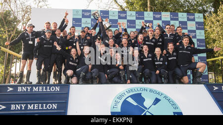 Londra, Regno Unito. 11 Aprile, 2015. Università di Oxford per donna Boat Club (OUWBC) [blu scuro] e Cambridge University donna Boat Club (CUWBC) [light blue] la storia di competere nel primo mai le donne di gara che si terrà sul tradizionale uomini Tideway corso tra Putney e Mortlake. Oxford equipaggio celebrare, OUWBC equipaggio:- Prua: Maxie Scheske, 2: Chitty Anastasia, 3: Shelley Pearson, 4: Lauren Kedar, 5: Maddy Badcott, 6: Emily Reynolds, 7: Nadine Graedel Iberg, corsa: Caryn Davies, Cox: Jennifer lei. Credito: Duncan Grove/Alamy Live News Foto Stock