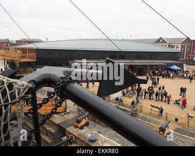 Il dispositivo di ancoraggio della HMS Victory con la Mary Rose Museum in background a Portsmouth Historic Dockyard, Hampshire Inghilterra Foto Stock