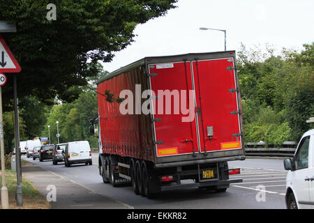 Un camion e altri tipi di traffico che viaggia lungo la A23 road a Coulsdon, Surrey, Inghilterra. Foto Stock
