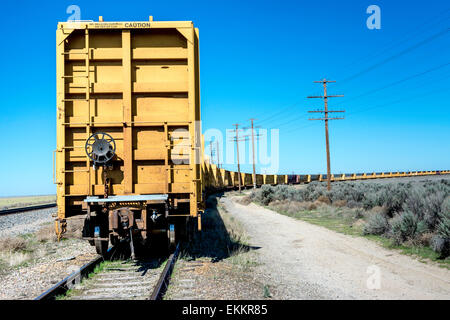 Molti giallo treno auto abbandonate e parcheggiata Foto Stock