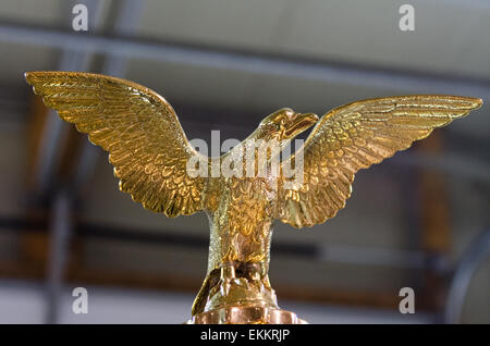 Ornamento del cofano nella forma di un aquila su un 1908 tipo Locomobile-L in corrispondenza della guarnizione Cove Auto Museum, Maine. Foto Stock