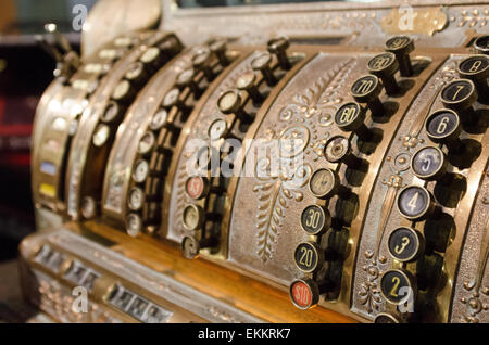 Numero tasti su un antico registro di cassa in corrispondenza della guarnizione Cove Auto Museum, Maine. Foto Stock