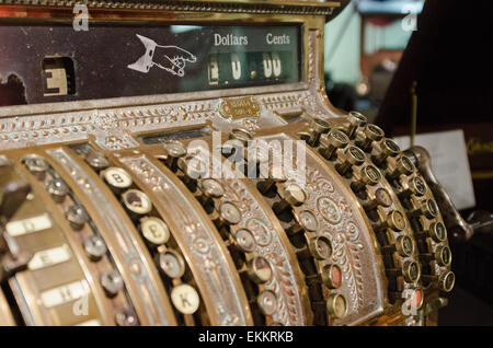 Antico registro di cassa in corrispondenza della guarnizione Cove Auto Museum, Maine. Foto Stock