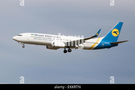 Un Ukraine International Airlines Boeing 737 si avvicina all'Aeroporto El Prat di Barcellona, Foto Stock