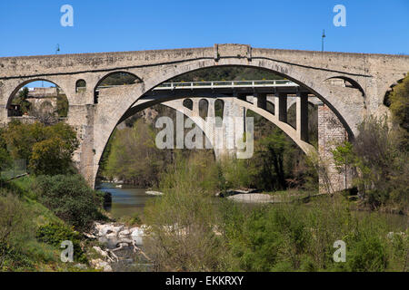 Pietra medievale Ponte di arco Pont du Diable in Ceret, Languedoc-Roussillon, Francia. Foto Stock