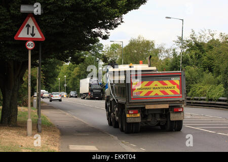 Un camion e altri tipi di traffico che viaggia lungo la A23 road a Coulsdon, Surrey, Inghilterra. Foto Stock