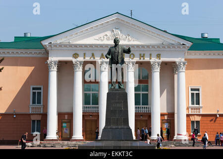 Statua di Lenin nella parte anteriore di un teatro, Minsk, Bielorussia Foto Stock