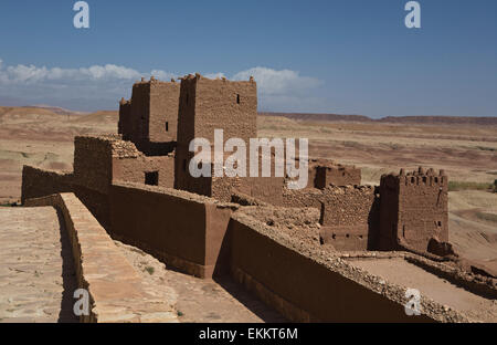 Una vista degli alti palazzi realizzati da argilla in Ait Benhaddou Foto Stock