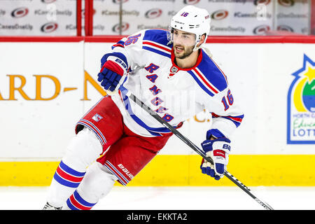 Raleigh, North Carolina, Stati Uniti d'America. Xxi Mar, 2015. New York Rangers centro Brassard Derick (16)uragani al PNC Arena. I Rangers sconfitto la Carolina Hurricanes 3-2 in ore di lavoro straordinario. © Andy Martin Jr./ZUMA filo/Alamy Live News Foto Stock