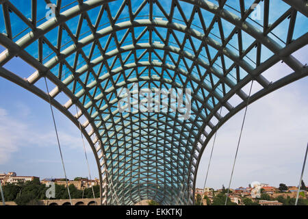 Ponte di Pace su Mt'k'vari (Kura) Fiume,Tbilisi, Georgia Foto Stock