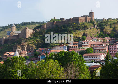 Cityscape, città vecchia con le mura della città sulla collina, Tbilisi, Georgia Foto Stock