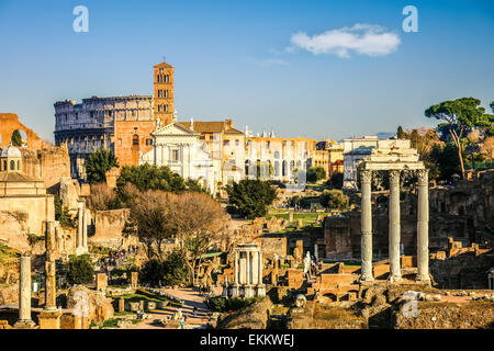 Forum e Colosseo a Roma Foto Stock