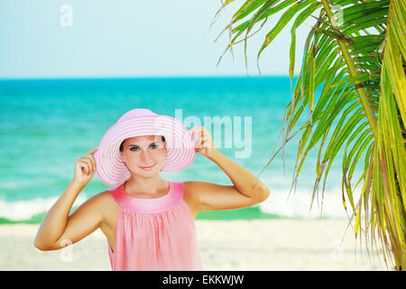 Bella donna in rosa hat sulla spiaggia. Spazio per la copia Foto Stock