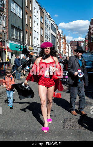 Londra, Regno Unito. 11 Aprile, 2015. Adam Clifford aka Jimmy Kunt, la guerra di classe candidato per la città di Londra e Westminster nelle prossime elezioni generali, che sta facendo il suo turni elettorali in Soho. Credito: Pete Maclaine/Alamy Live News Foto Stock