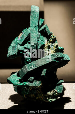 Malachite, un minerale di carbonato di rame, in pseudomorphs di Azurite. Foto Stock