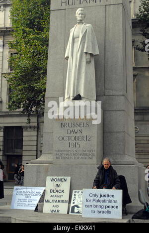 Londra, UK, 20 agosto 2014, le donne in nero per protesta alla pace a Edith Cavell statua vicino a Trafalgar Square. Foto Stock
