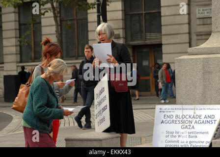 Londra, UK, 20 agosto 2014, le donne in nero per protesta alla pace a Edith Cavell statua vicino a Trafalgar Square. Foto Stock