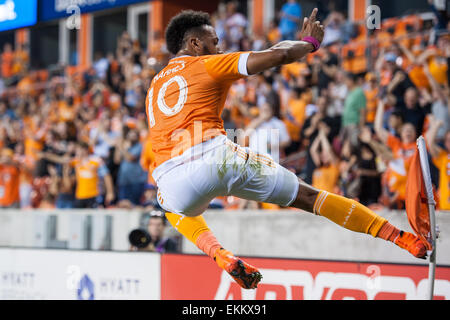 Houston, Texas, Stati Uniti d'America. 4 Luglio, 2014. Houston Dynamo avanti Giles Barnes (10) fa un balzo e calci la bandiera come egli celebra la sua prima metà obiettivo durante un gioco di MLS tra la Houston Dynamo e l impatto di Montreal di BBVA Compass Stadium di Houston, TX in aprile 11th, 2015. © Trask Smith/ZUMA filo/Alamy Live News Foto Stock