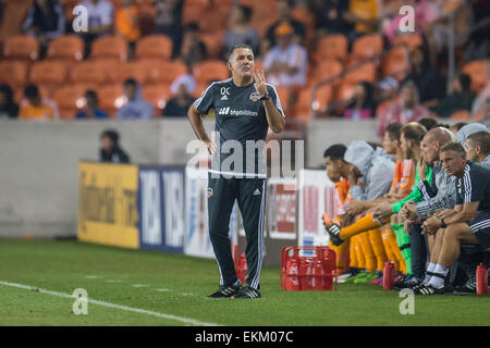 Houston, Texas, Stati Uniti d'America. Xi Apr, 2015. Houston Dynamo head coach Owen Coyle gesti durante un gioco di MLS tra la Houston Dynamo e l impatto di Montreal di BBVA Compass Stadium di Houston, TX in aprile 11th, 2015. La dinamo ha vinto 3-0. Credito: Trask Smith/ZUMA filo/Alamy Live News Foto Stock