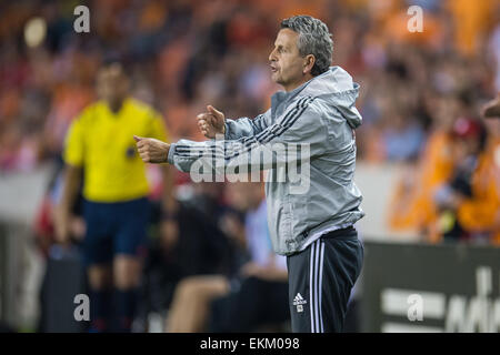 Houston, Texas, Stati Uniti d'America. Xi Apr, 2015. Impatto di Montreal head coach Frank gesti Klopas durante un gioco di MLS tra la Houston Dynamo e l impatto di Montreal di BBVA Compass Stadium di Houston, TX in aprile 11th, 2015. La dinamo ha vinto 3-0. Credito: Trask Smith/ZUMA filo/Alamy Live News Foto Stock