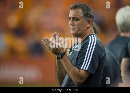 Houston, Texas, Stati Uniti d'America. Xi Apr, 2015. Houston Dynamo head coach Owen Coyle tubicini prima di un gioco di MLS tra la Houston Dynamo e l impatto di Montreal di BBVA Compass Stadium di Houston, TX in aprile 11th, 2015. La dinamo ha vinto 3-0. Credito: Trask Smith/ZUMA filo/Alamy Live News Foto Stock