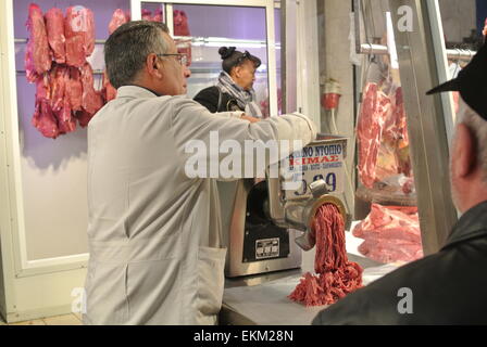 Atene, Grecia. Xi Apr, 2015. Un macellaio prepara la carne per i clienti. Popolo greco visitare la centrale Varvakios mercato delle carni di Atene al negozio per la carne che è prevalentemente di agnello arrosto e consumare durante la Domenica di Pasqua come sua consuetudine. © George Panagakis/Pacific Press/Alamy Live News Foto Stock