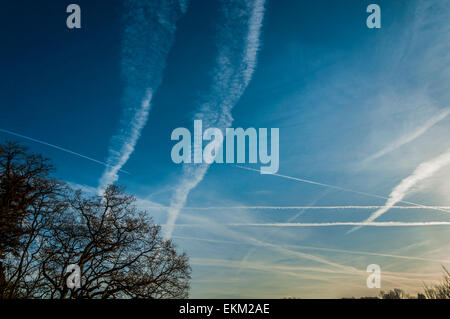 Somerset, Regno Unito. Il 12 aprile, 2015. Un occupato del volo aereo il punto di incrocio lascia scie di condensazione attraverso un blu brillante la mattina presto del cielo. Credito: Richard Wayman/Alamy Live News Foto Stock