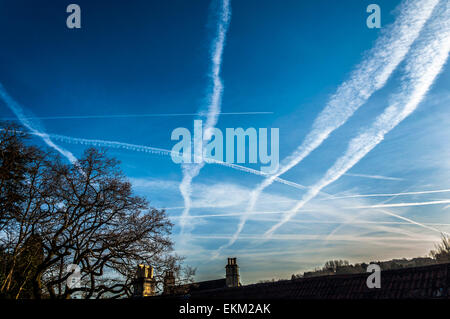 Somerset, Regno Unito. Il 12 aprile, 2015. Un occupato del volo aereo il punto di incrocio lascia scie di condensazione attraverso un blu brillante la mattina presto del cielo. Credito: Richard Wayman/Alamy Live News Foto Stock