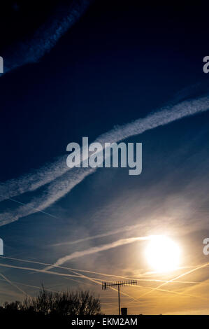 Somerset, Regno Unito. Il 12 aprile, 2015. Un occupato del volo aereo il punto di incrocio lascia scie di condensazione attraverso un blu brillante la mattina presto del cielo. Credito: Richard Wayman/Alamy Live News Foto Stock