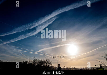 Somerset, Regno Unito. Il 12 aprile, 2015. Un occupato del volo aereo il punto di incrocio lascia scie di condensazione attraverso un blu brillante la mattina presto del cielo. Credito: Richard Wayman/Alamy Live News Foto Stock