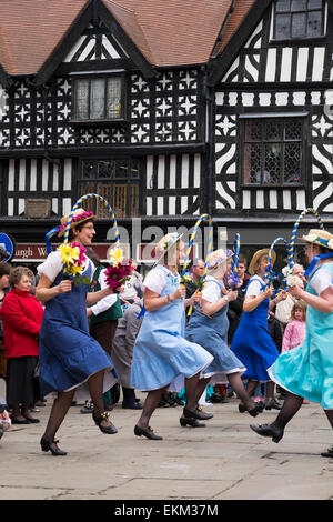 La Shrewsbury i lasses morris ballerini, parte di Shrewsbury Morris, eseguire nella piazza come parte della grande Busk a Shrewsbury. Foto Stock