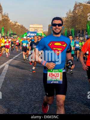 Parigi, Francia. Maratona, scena della folla, Runners on Avenue Champs-Elysees, Young Man Running in Superman T-Shirt, paris jogger front Foto Stock