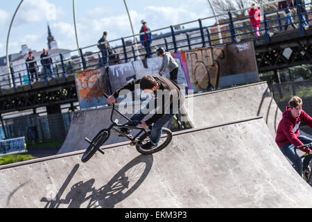 Piloti BMX a Southport, Merseyside, Regno Unito 11th aprile 2015. Il piano locale è stato approvato dal Consiglio per la pubblicazione tra venerdì 30 gennaio e venerdì 27 marzo 2015 per la richiesta di un nuovo progetto Southport Skatepark costruito sul lungomare in quasi la stessa posizione del Solid Surf Facility che è gratuito. Questo è illuminato con strutture per BMX, 24, 26, Skateboard, rollerblade progettato con 4 quarti, una spina dorsale a mezzo tubo e una scatola divertente. Quest'anno a Liverpool verranno costruiti tre nuovi skate Park a seguito di un piano di finanziamento di £1,5 milioni per i giovani. Foto Stock