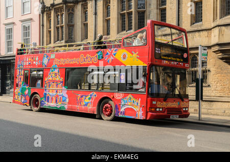 Un rosso double decker Oxford tour bus gestito da Sightseeing Oxford. Foto Stock