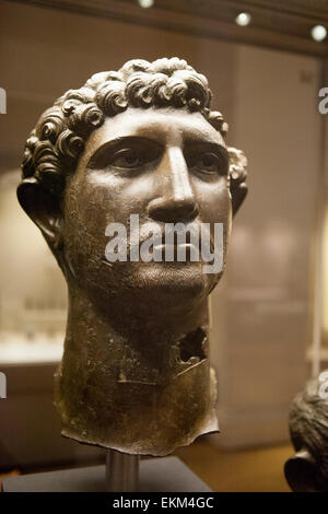 Una testa in bronzo da una statua dell'Imperatore Adriano ANNUNCIO 117-138 nel British Museum di Londra. È stato trovato nel fiume Tamigi nel 1834 Foto Stock