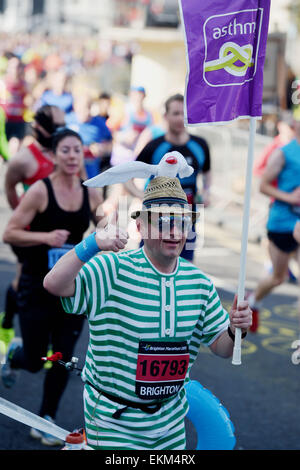 Brighton, Regno Unito. Il 12 aprile, 2015. Migliaia di corridori che prenderanno parte alla Maratona di Brighton oggi Credito: Simon Dack/Alamy Live News Foto Stock