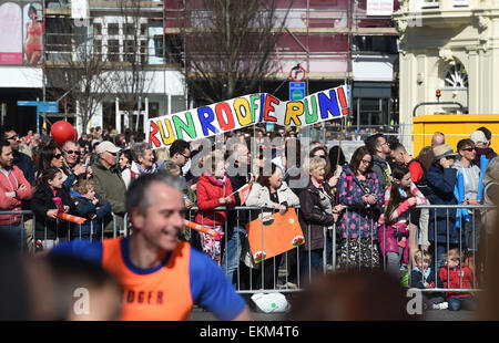 Brighton, Regno Unito. Il 12 aprile, 2015. I messaggi per i corridori della Maratona di Brighton oggi Credito: Simon Dack/Alamy Live News Foto Stock