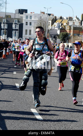 Brighton, Regno Unito. Il 12 aprile, 2015. Felice corridori prendere parte alla Maratona di Brighton oggi Credito: Simon Dack/Alamy Live News Foto Stock