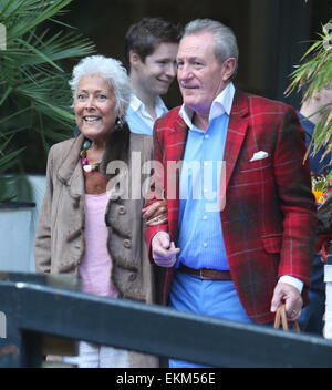 Lynda Bellingham fuori ITV Studios con: Lynda Bellingham,Michael Pattemore dove: Londra, Regno Unito quando: 08 Ott 2014 Foto Stock